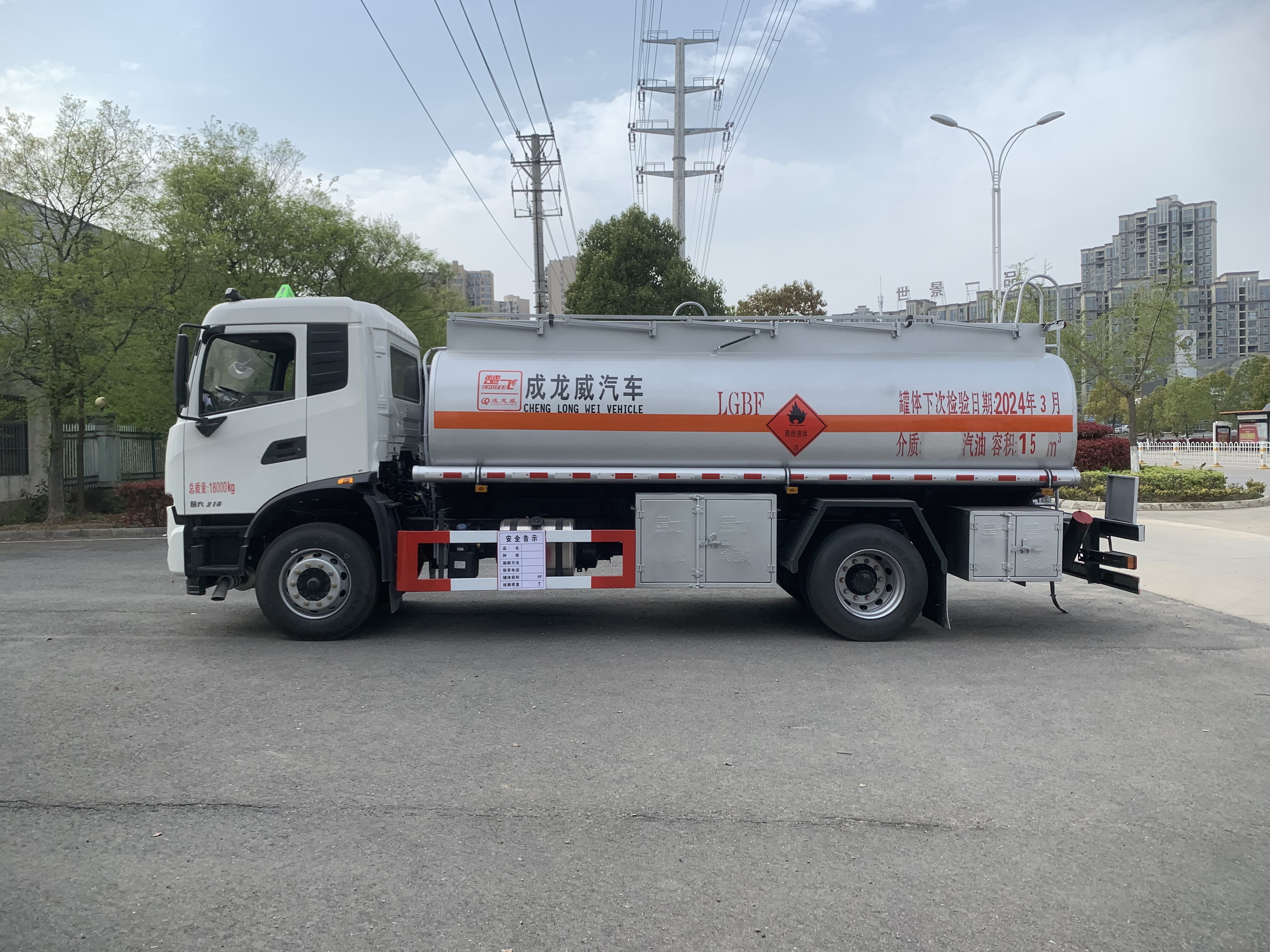 天锦CLQ5185GJY6D型加油车
