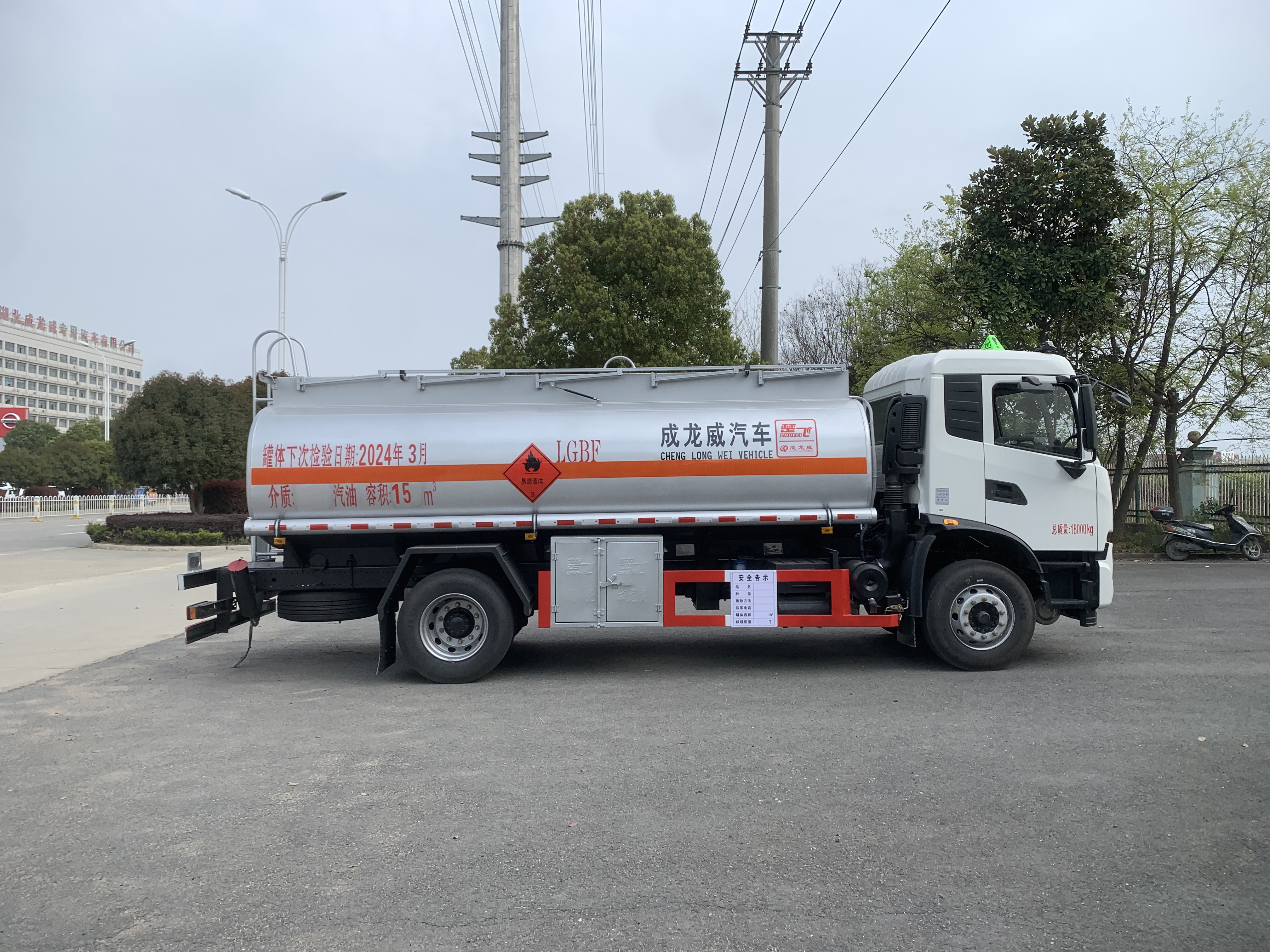 天锦CLQ5185GJY6D型加油车