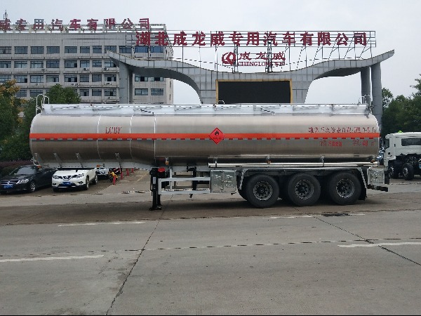 楚飞牌CLQ9402GYYBA型铝合金运油半挂车